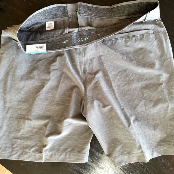 Men’s Golf Shorts - Picture 3 of 3